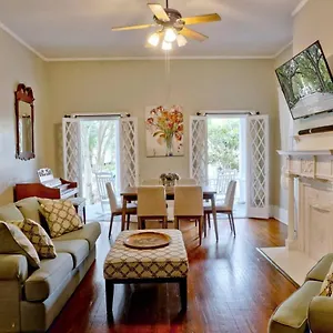 Bed & Breakfast Comfortable Escape In Historic Downtown, Savannah